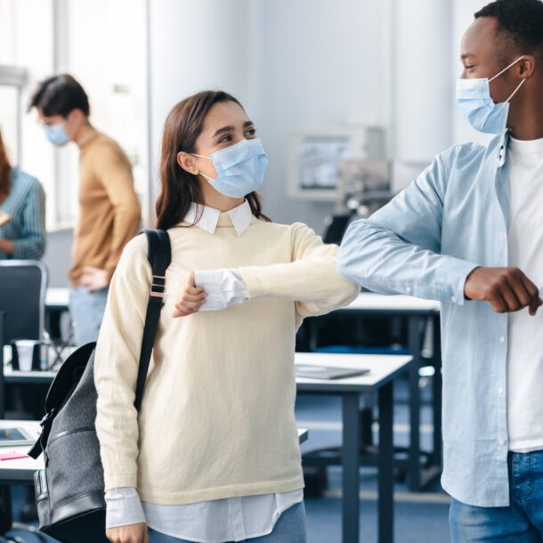 Studenti Università di Milano si salutano in maniera Covid-safe